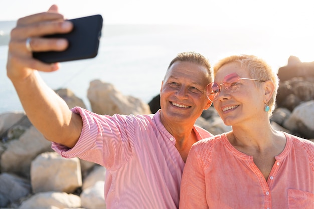 Bezpłatne zdjęcie Średnio ujęcie para przy selfie