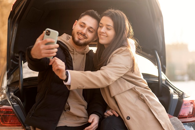 Bezpłatne zdjęcie Średnio ujęcie para przy selfie