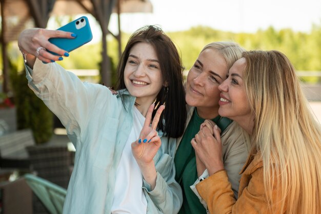 Średnio ujęcie rodziny uśmiechniętych przy selfie