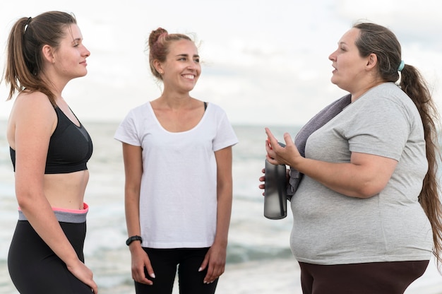 Średnio Ujęcie Rozmawiających Przyjaciół Fitness