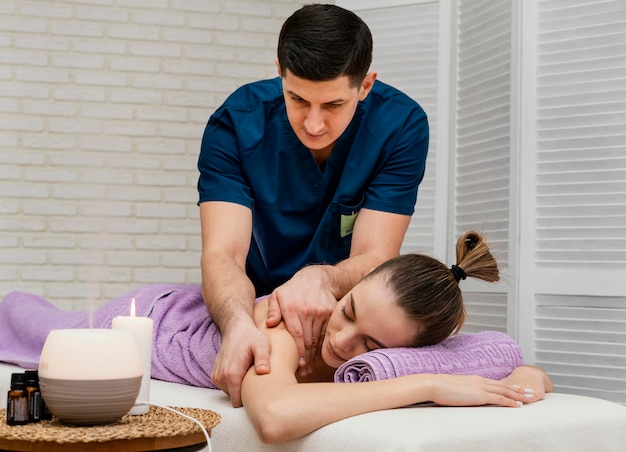 Bezpłatne zdjęcie Średnio ujęta kobieta podczas masażu