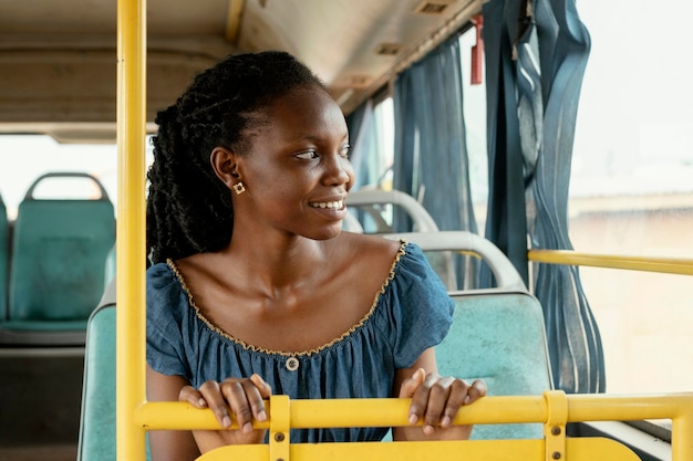 Średnio ujęta kobieta podróżująca autobusem
