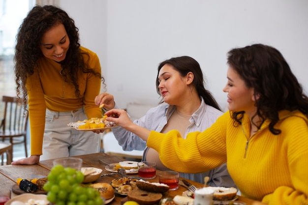 Bezpłatne zdjęcie Średnio ujęte kobiety delektujące się pysznym jedzeniem