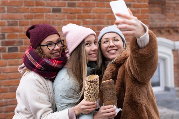 Średnio ujęte kobiety robiące selfie