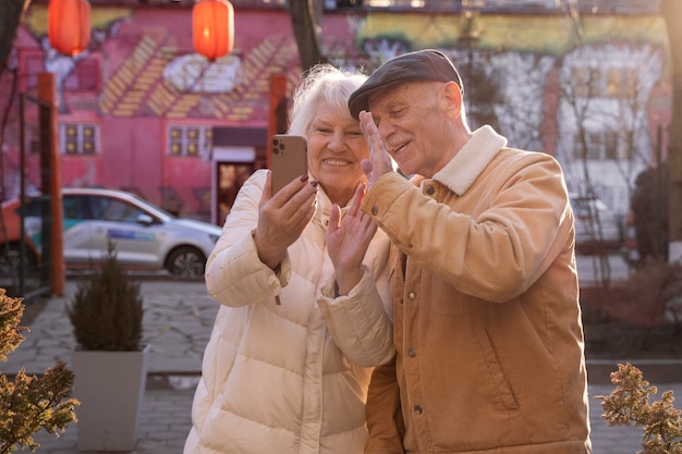 Średnio Ustrzeleni Starsi Ludzie Trzymający Telefon