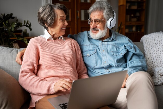 Średnio ustrzeleni starsi ludzie ze słuchawkami