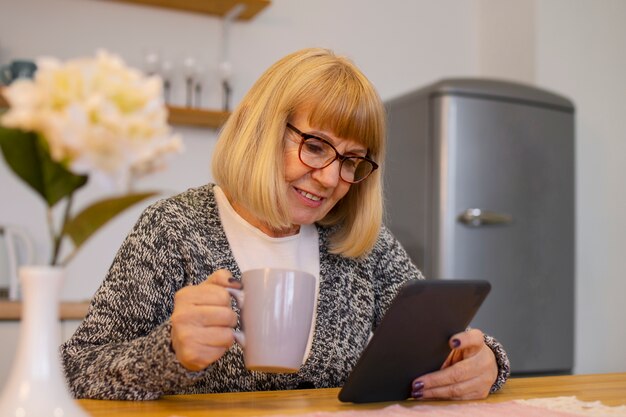 Średnio ustrzelona kobieta z czytnikiem e-booków