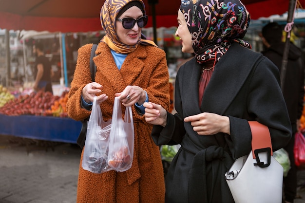 Bezpłatne zdjęcie Średnio ustrzelone kobiety robiące zakupy na ramadan