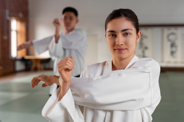 Średnio zastrzeleni ludzie ćwiczący taekwondo