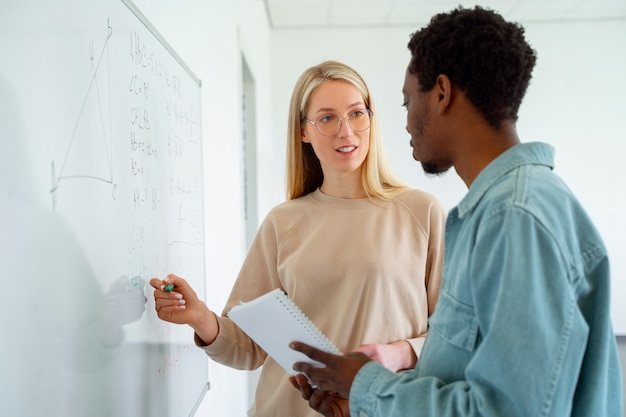 Bezpłatne zdjęcie Średnio zastrzeleni ludzie studiujący matematykę