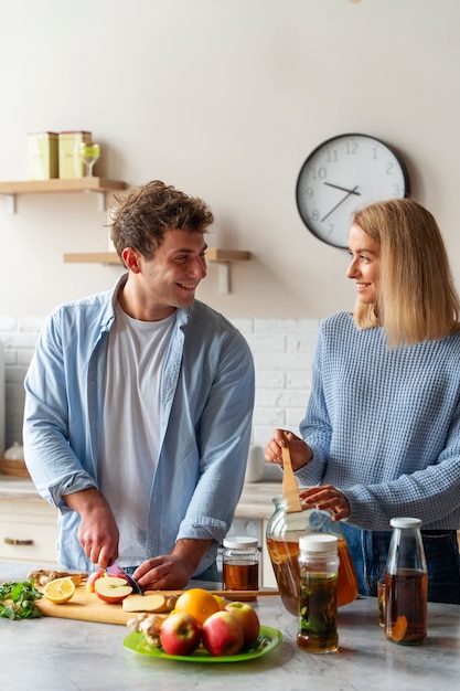 Średnio Zastrzeleni Uśmiechnięci Ludzie Przygotowujący Kombucha