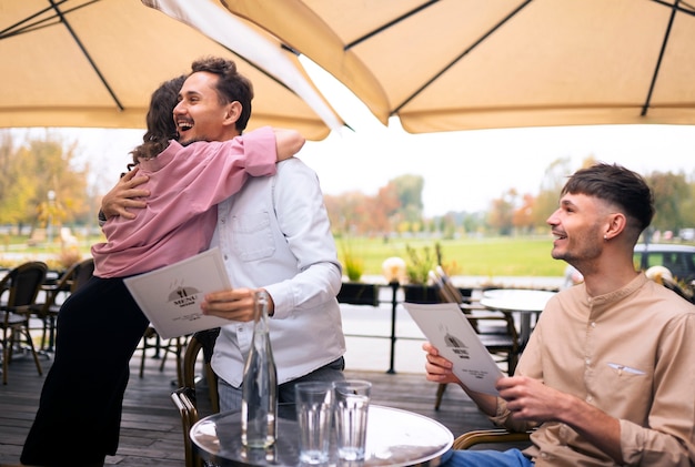 Bezpłatne zdjęcie Średnio zastrzeleni uśmiechnięci przyjaciele w restauracji