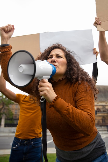 Bezpłatne zdjęcie Średnio zastrzelili wściekłych ludzi podczas protestu