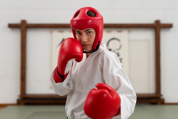 Średnio zastrzelona kobieta ćwicząca taekwondo