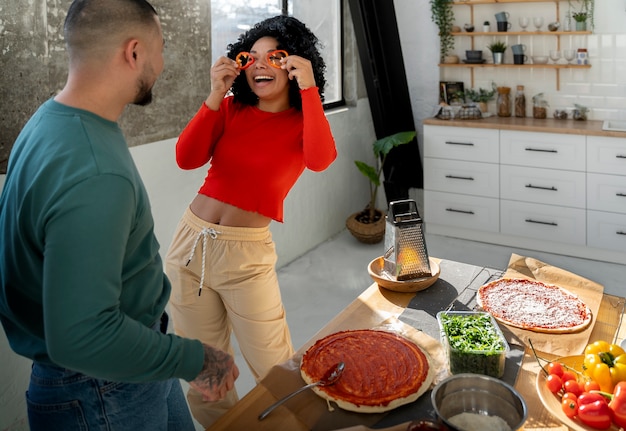 Średnio zastrzelona rodzina gotująca pyszną pizzę