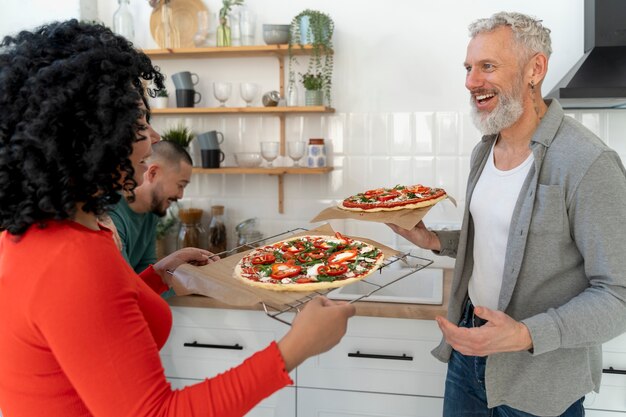 Średnio zastrzelona rodzina z pyszną pizzą