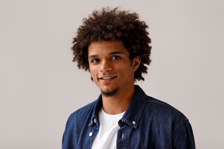 Bezpłatny plik Zdjęcie średnio zastrzelony mężczyzna z fryzurą afro