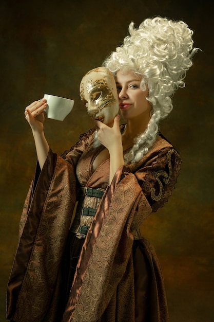 Średniowieczna młoda kobieta w staromodnym stroju
