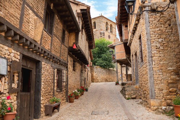 Średniowieczne miasto Calatanyazor położone w prowincji Soria Jest to małe miasteczko liczące około 50 mieszkańców bardzo odwiedzane przez turystów Zachowuje wiele średniowiecznych budowli