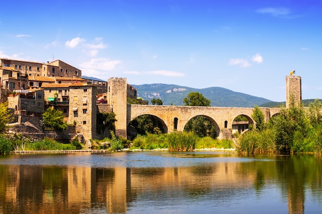 Średniowieczne miasto nad brzegiem rzeki. Besalu