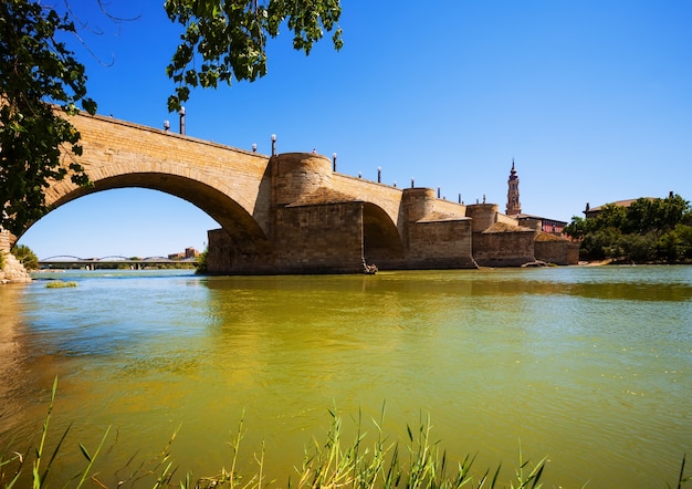 Średniowieczny kamienny most nad Ebro rzeką w Zaragoza