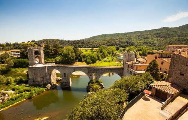 średniowieczny most z wieżą bramy. Besalu