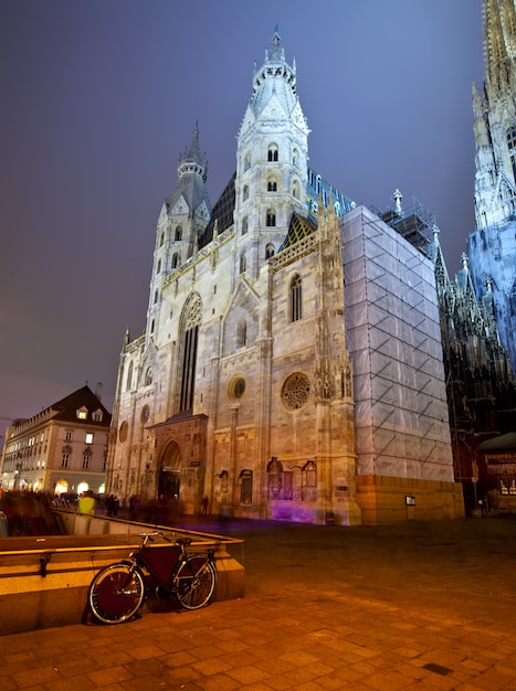 St Stephen&#39;s Cathedral w nocy. Wiedeń