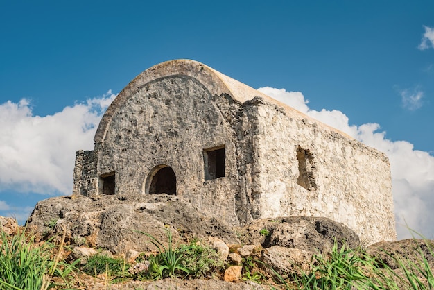 Bezpłatne zdjęcie stara grecka kaplica na górze w pobliżu wioski kayakoy, opuszczonego miasta duchów w pobliżu fethiye w turcji miejsce starożytnego greckiego miasta karmilissos z xviii wieku