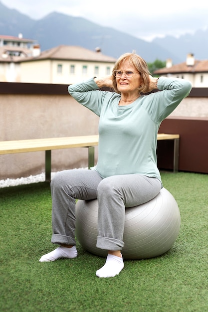 Stara kobieta robi ćwiczenia fitness
