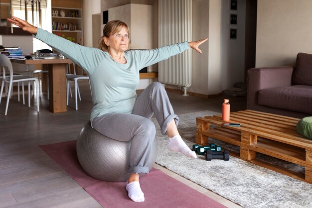 Stara kobieta robi ćwiczenia fitness