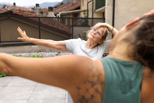 Stara kobieta robi ćwiczenia fitness