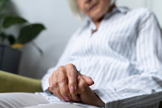 Bezpłatne zdjęcie stara kobieta w obliczu choroby alzheimera