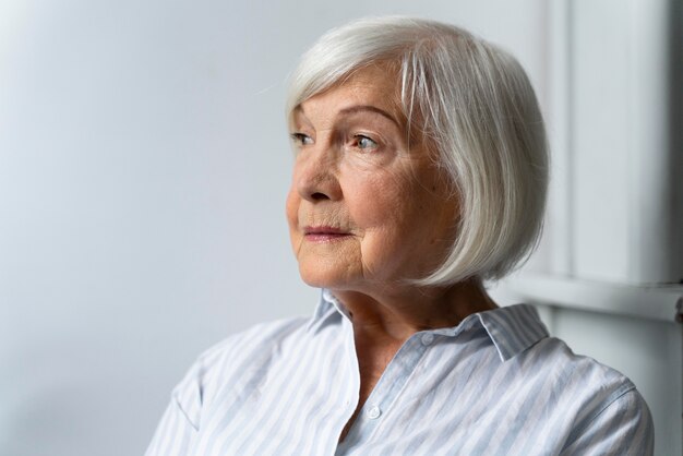 Stara kobieta w obliczu choroby Alzheimera