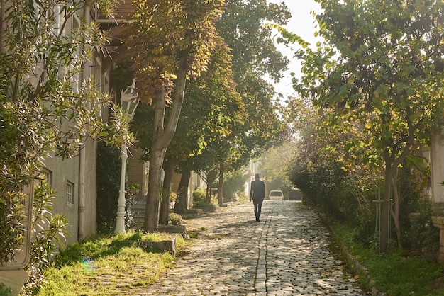 Stara ulica Stambułu z brukiem w słoneczny dzień ulicą idzie mężczyzna Turcja