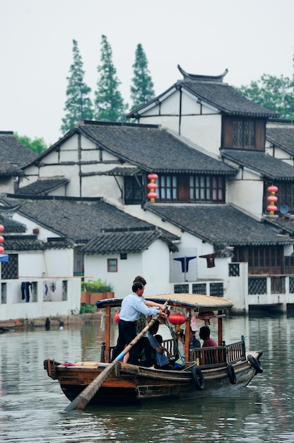 Stara wioska nad rzeką w Szanghaju z łodzią