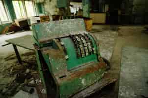 Bezpłatne zdjęcie stara zardzewiała sowiecka maszyna licząca w czarnobylskiej strefie miasta widma radioaktywności