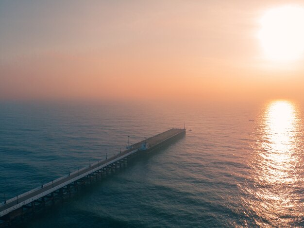 Stare molo portowe w Pondicherry Rock Beach podczas zachodu słońca