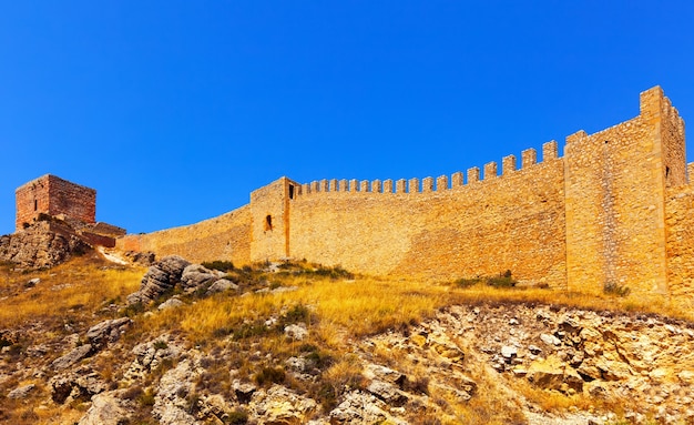Stare ściany twierdzy w Albarracin