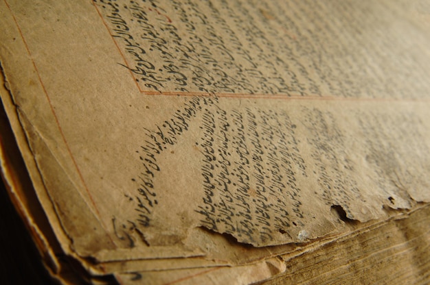 Starożytna otwarta księga w języku arabskim. stare rękopisy i teksty arabskie