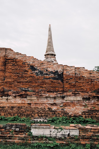 starożytna świątynia i ceglany mur w Ayutthaya, Tajlandia