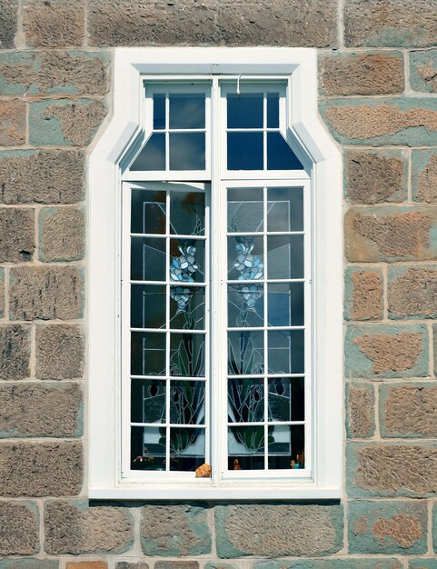 Starożytne okno starego budynku w Quebec City