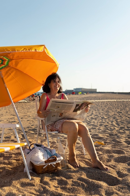 Bezpłatne zdjęcie starsi bawią się na plaży?