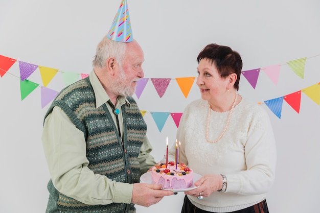Bezpłatne zdjęcie starsi ludzie świętuje urodziny