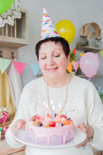 Bezpłatne zdjęcie starsi ludzie świętuje urodziny