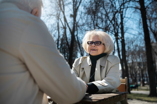 Starsi Ludzie Trzymający Się Za Ręce Widok Z Boku