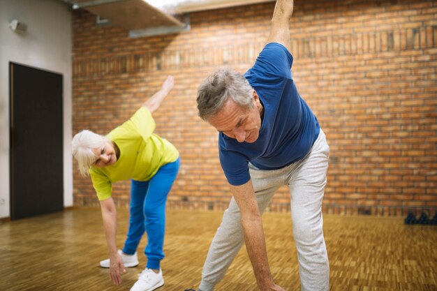 Bezpłatne zdjęcie starsi ludzie w studiu fitness