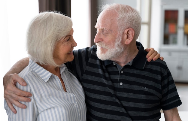 Starsi ludzie wspólnie zmagają się z chorobą Alzheimera
