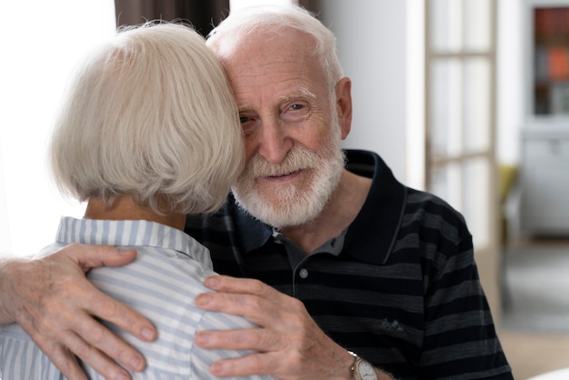 Starsi ludzie wspólnie zmagają się z chorobą alzheimera