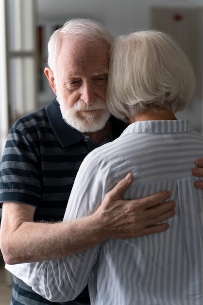 Bezpłatne zdjęcie starsi ludzie wspólnie zmagają się z chorobą alzheimera