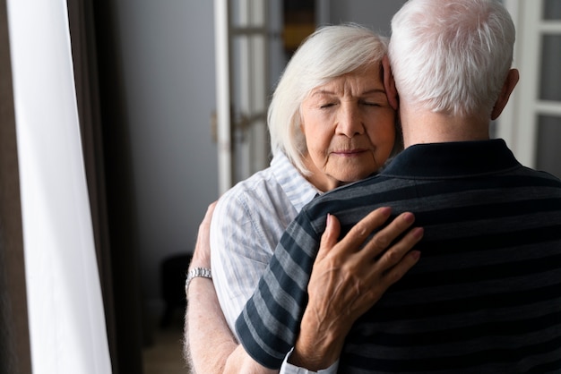 Starsi ludzie wspólnie zmagają się z chorobą Alzheimera